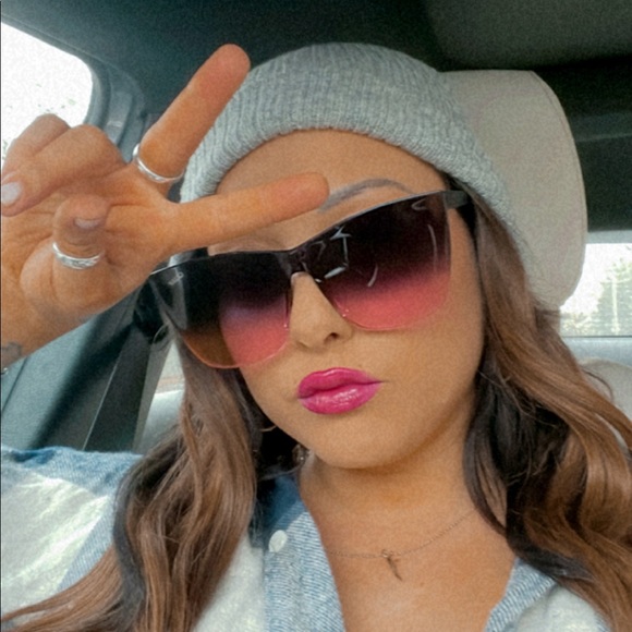 Meet your Posher, Katee - Picture 1 of 1